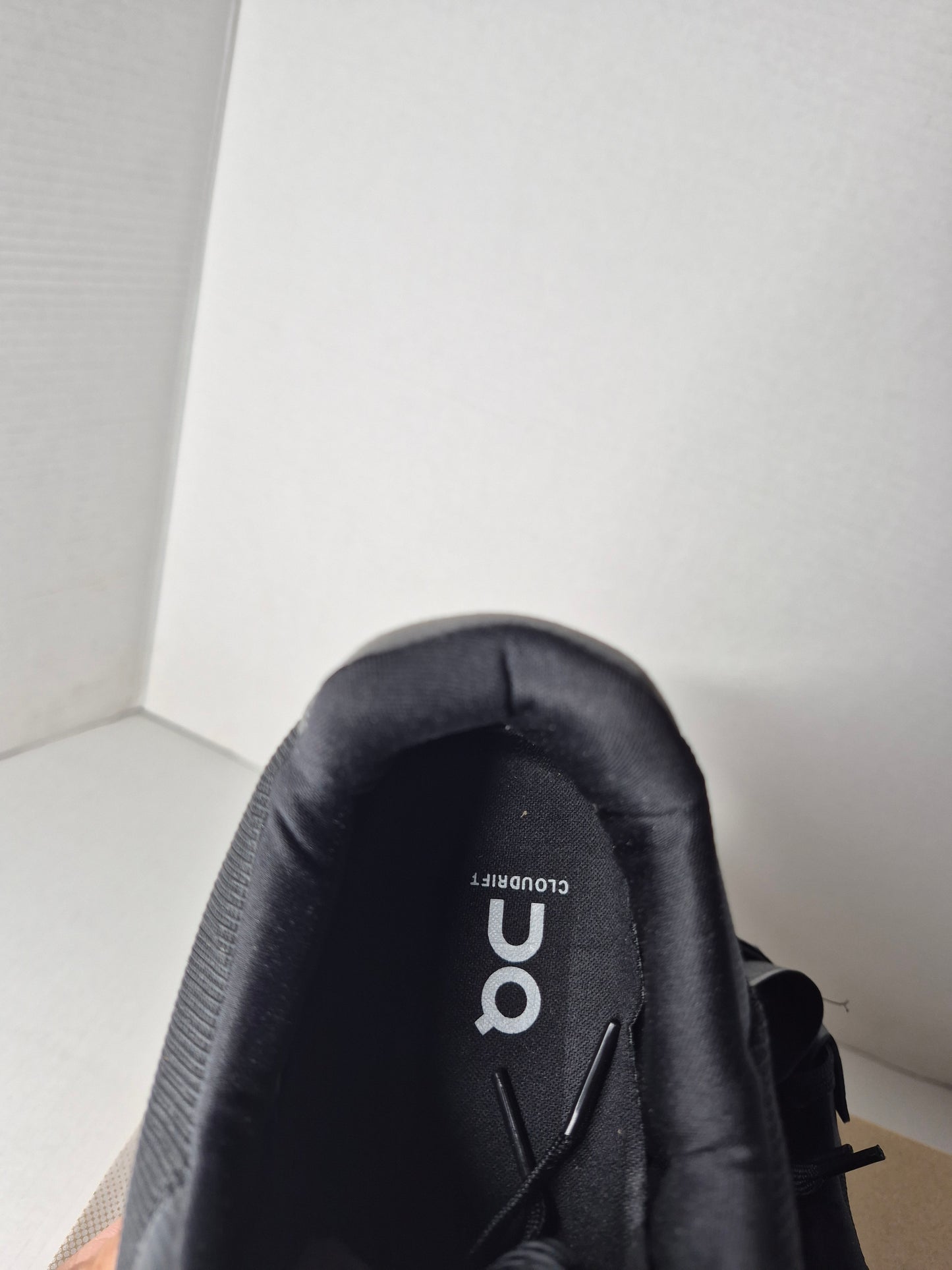 ON Running Cloudrift UK Size 9 (Free UK Shipping)